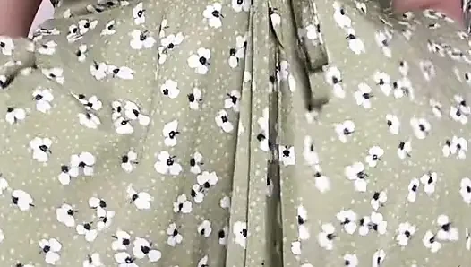 Молодая мама демонстрирует своё идеальное тело