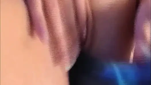 Blonde amateurin nimmt blauen dildo tief in den hals und reitet es dann