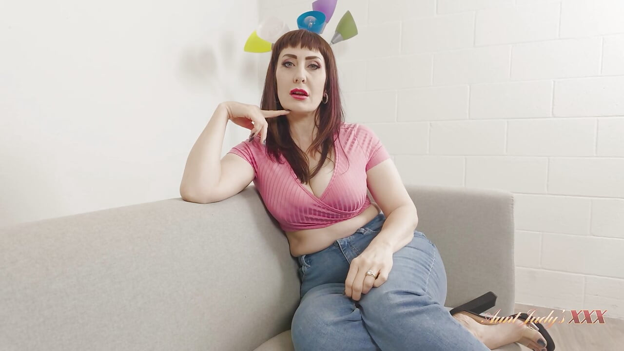 AuntJudysXXX - 거유 털이 무성한 새엄마 Melody Mynx 따먹고 따먹기