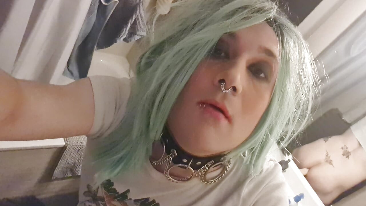 Crossdresser Pina u kupaonici sa zelenom perikom