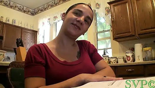 Маленькая беременная мачеха помогает пасыню с большой проблемой