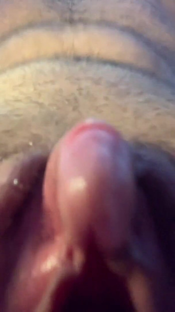 Gledaj kako jašem pičku svog trans muškarca na vibratoru | Isječak 1