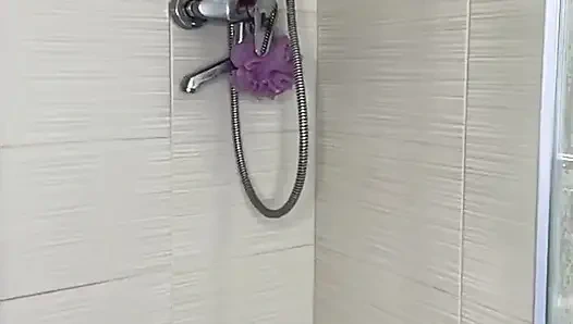 Seks anal amatir di kamar mandi habis-habisan