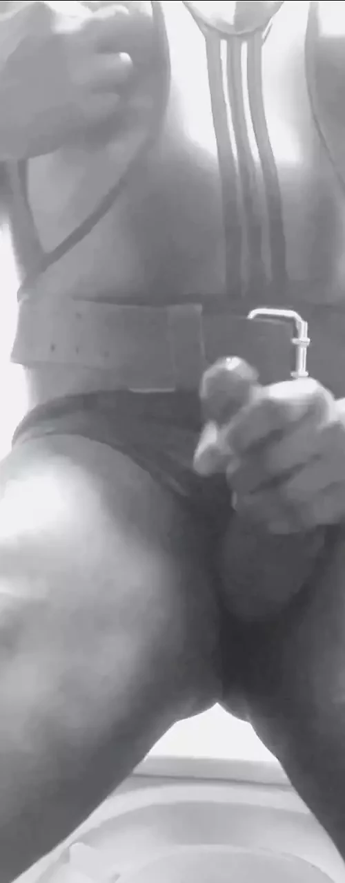 Black Mature Fetish Bodybuilder Nippleplay & Cum