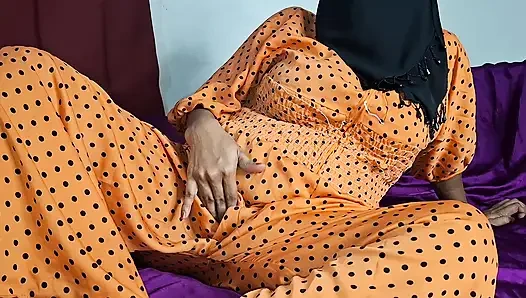 desi randi biwi ne apni pyas bujhai. Akeli Ghar par apni gufa par aujaar ghusa kar pani nikaal dali.