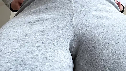 Gri pijama pantolonlu kasık fetişine dokunuyor