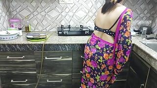 Η Bhabhi Alon στην κουζίνα και έρχεται στο δωμάτιό μου για να γαμήσω και να καβαλήσω σκληρό πούτσο