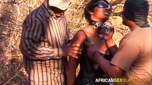 Une pute africaine utilisée pour du sexe hardcore dehors par 2 blacks