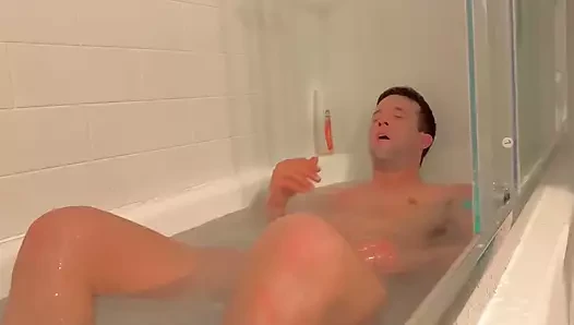 Une fille au foyer reçoit un bain chaud