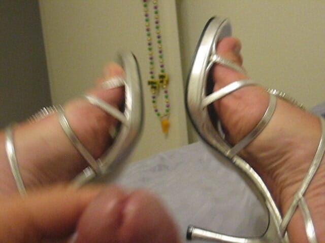 น้ําแตกขณะใส่รองเท้าส้นสูงสีเงิน