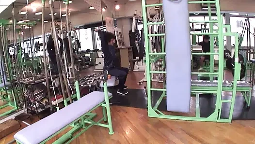 Sevgilisi boşalana kadar amını tekrar tekrar iterken kaltak bacaklarını açıyor