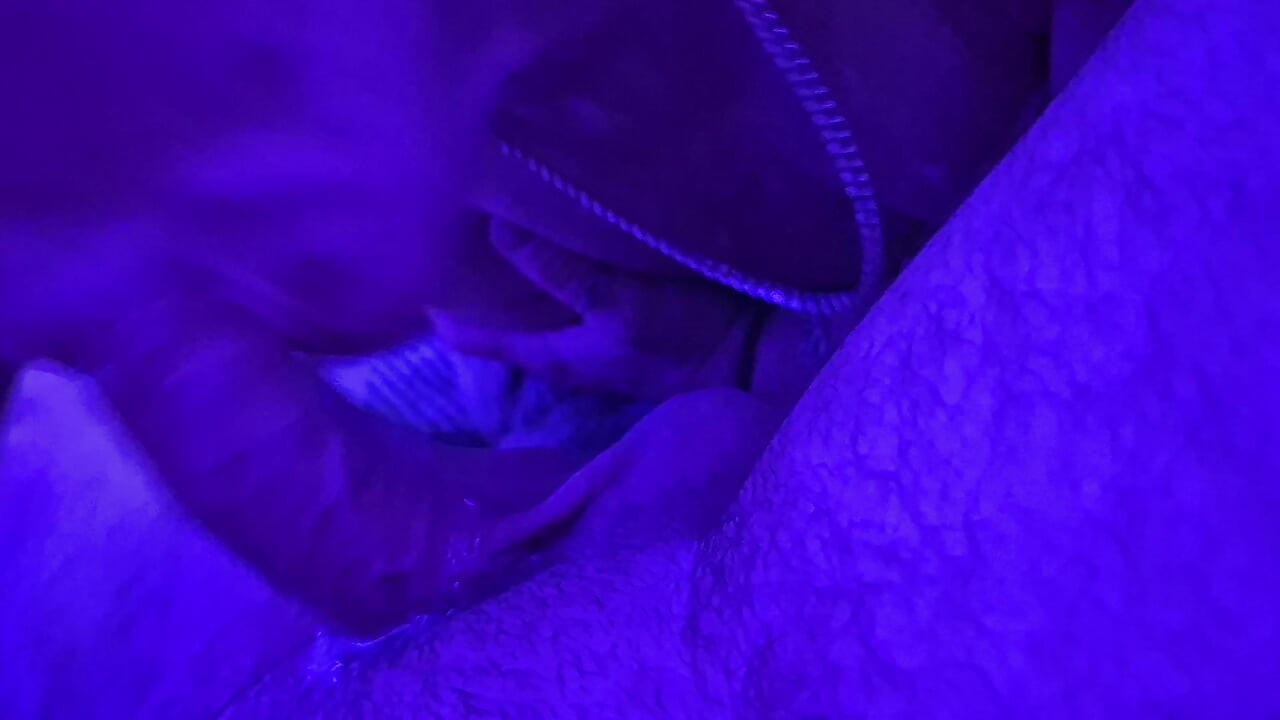 O fată nouă încearcă să sugă o pula mare.