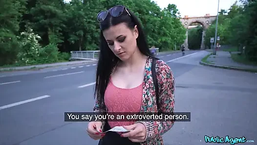 Kamu görevlisi - koyu saçlı güzellik Billie Star para için yarak emiyor