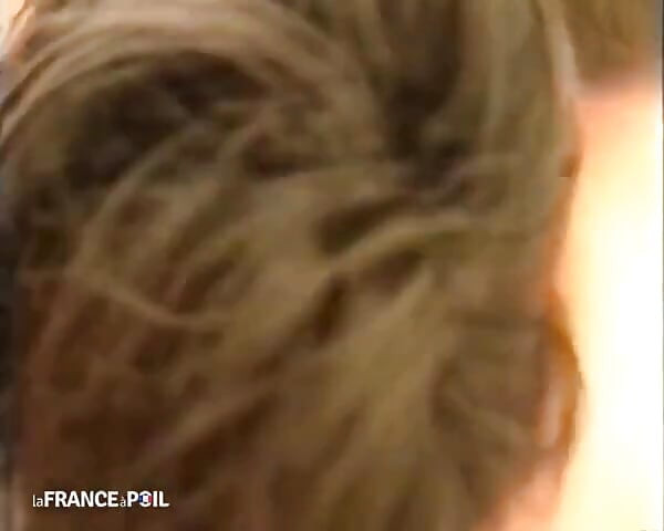 Cewek hot rambut cokelat ini dientot dua ekor setelah mandi!