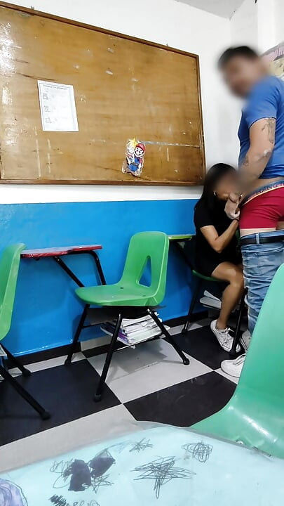 Je vais lui rendre visite dans la salle de classe