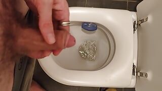 Une bite douce fait pipi dans les toilettes