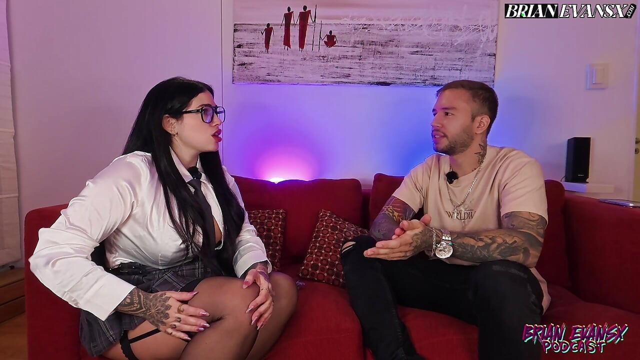 Melthoney sucks her feet and busts her big ass after an interview with Brian Evansx