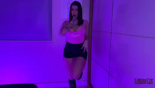 Büyük götlü yaramaz kız azdırıyor ve gösteriş yapıyor