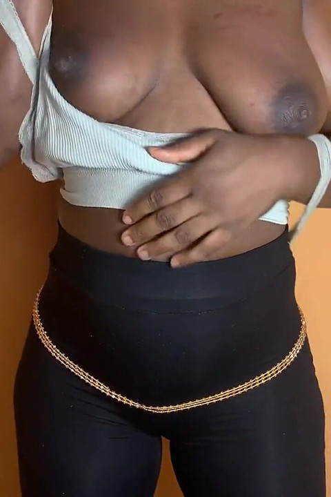Sexy africká ebenová s čokoládovou kůží ve stoje šuká