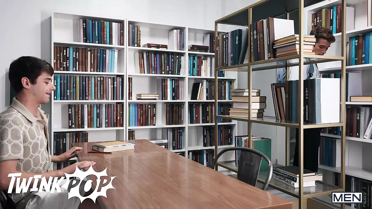 Twinkpop - Marco Alessandro dobla a Joey Mills y lo por los estantes de la biblioteca