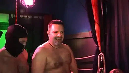 Olgun sarışın hatun ıslak grup parmaklamada genişliyor