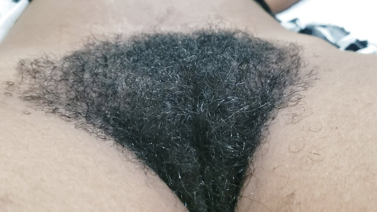 Amateur behaarte muschi MILF momente mit natürlichen kurven