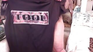Enorme orgasmo femminile sulla camicia preferita di rozemas