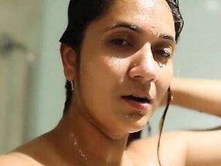 Pooja Laxmi Joshi en la ducha, fliz movies