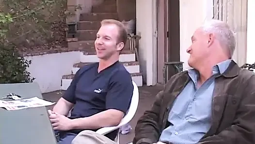 Geile schwarzhaarige schönheit lutscht und fickt vier männer am pool