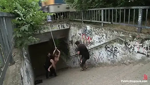 Toket besar alami terekspos di jalan