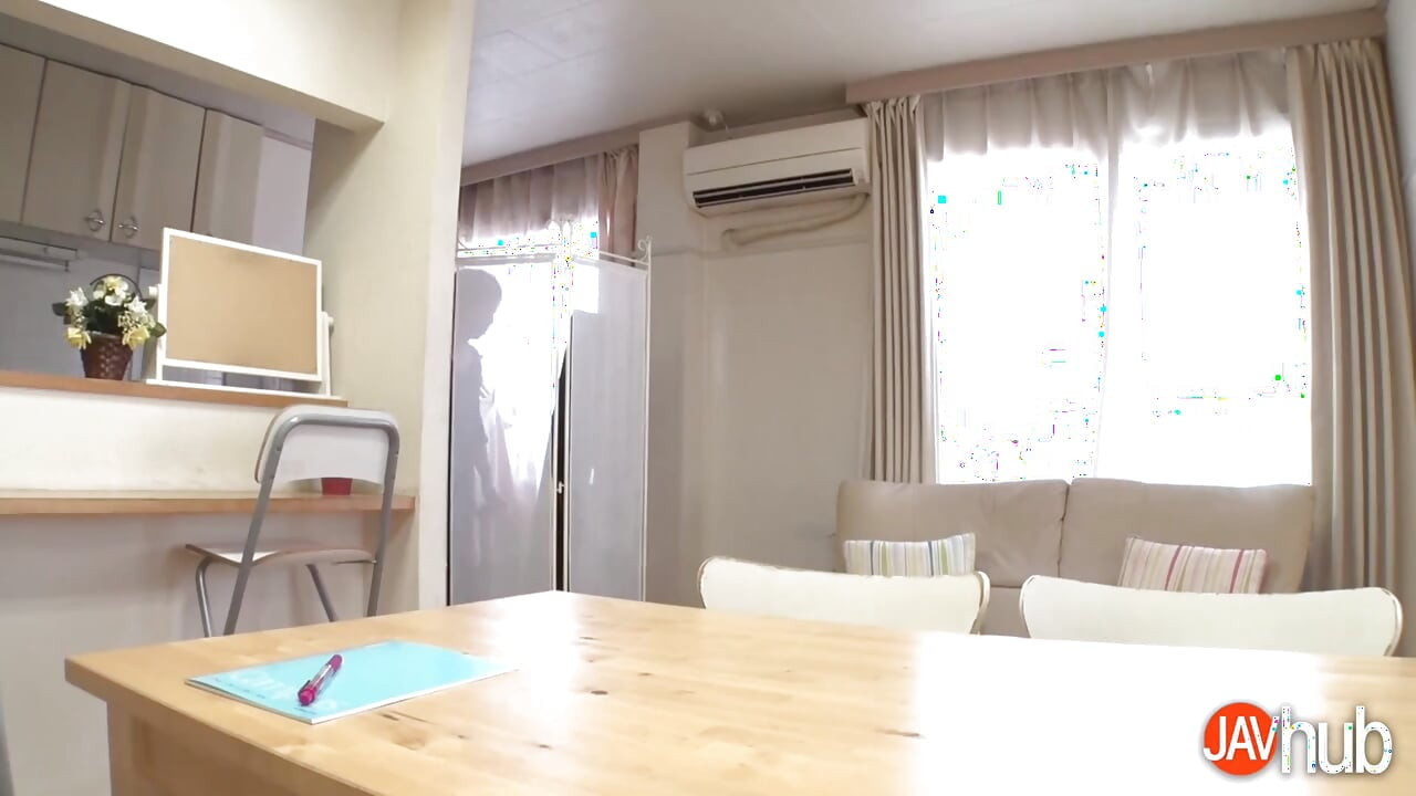 Orie pronkt met haar tieten, harig poesje en wordt gecreampied