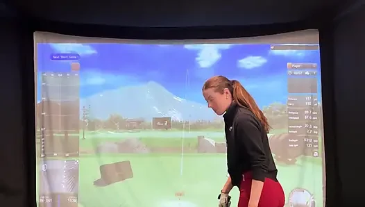 Ich versuche, golf in einem Simulator mit meinem Lush in! Der versuch, nicht zu kommen, während ich schwinge!