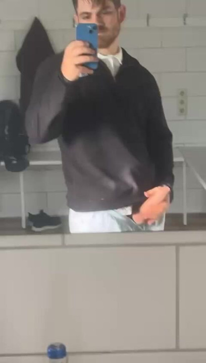 I unpack my huge cock in the locker room !!