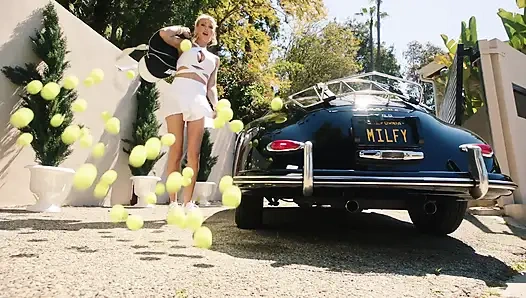 Ненасытная милфа Holly соблазняет бармена и его подругу Leana