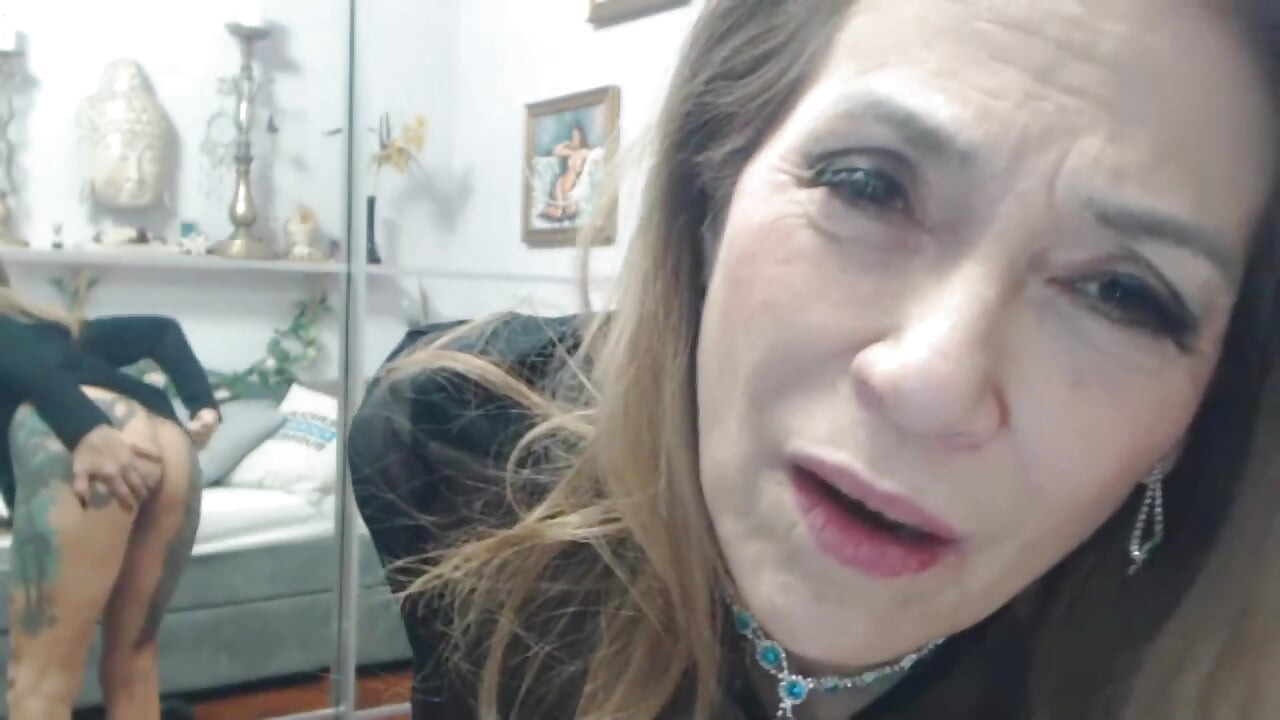 Kırmızı halı elbisemle beni sik