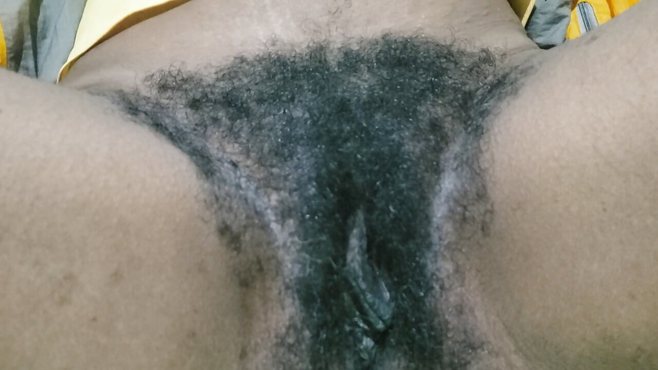 Tombul kızıl saçlı hatun ve kıllı amcık yakın çekim ateşli enerji ile yoğun arzusunu kucaklıyor