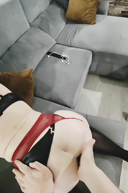 Piccola MILF Sgualdrina Pronta a Ricevere Un Bel Cazzo in Posizione a Cagnolina