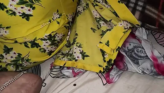 Suhagraat'dan sonra yeni evli yenge ateşli sert sikişiyor Hintli ev hanımı