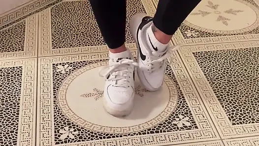 Поклонение грязным белым кроссовкам - Valeria Night (вид сбоку)