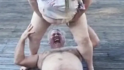 Yüzüne işeyebilmem için uzan (altın duş)