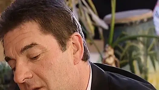 Atemberaubende deutsche schönheit genießt intensiven doppelpenetrations-dreier