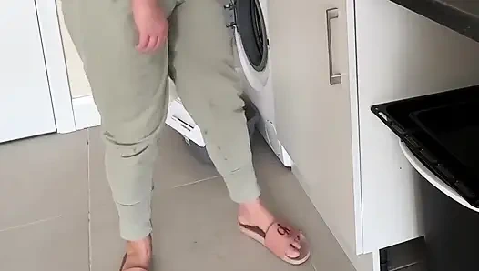 Bulaşıklar tam mesaneye karşı... Kontrolü kaybettim ve pantolona işedim