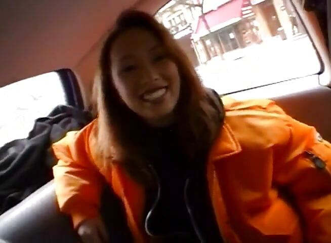 Asian chick gets spitroasted in the back seat of the car