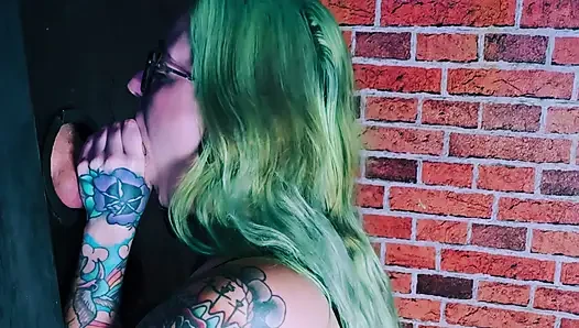 Mengisap Kontol Tebal di Gloryhole