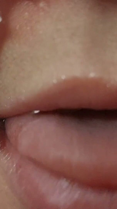 Het latina med stor röv, hårig fitta, stora tuttar, stor röv. Kåt mamma klär av sig och onanerar med stönar. Stygg sexig milf | Klippa 2