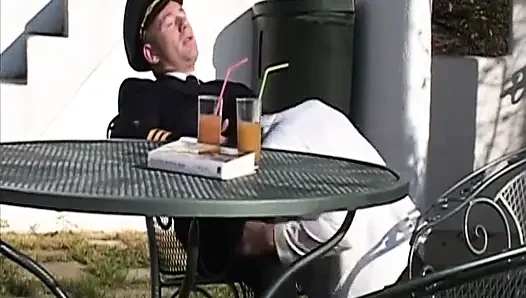 Randy pilot streichelt sexy brünette im cockpit