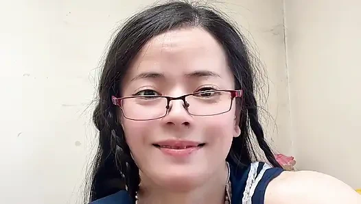 Cewek sange ini lagi asik ngentot memek sempitnya pakai pisang sampai matanya menganga lebar