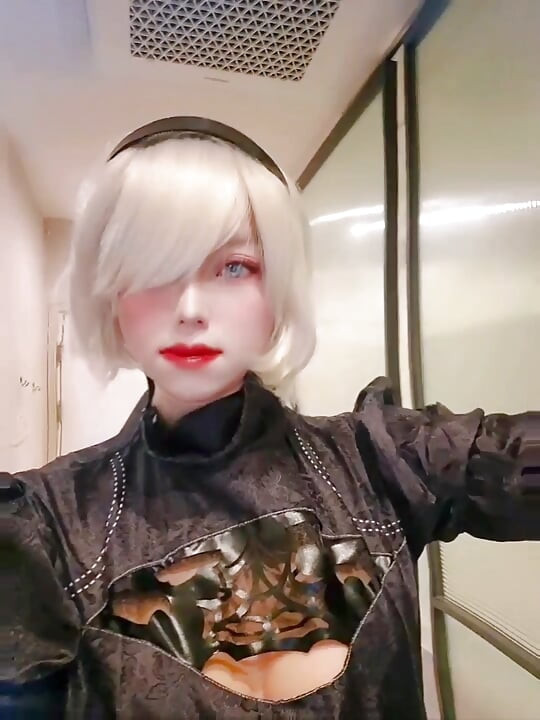 2B코스프레녀는 그녀의 뚱뚱한 자지로 딸치는 동시에 딥쓰롯을 너무 깊게 하다가 눈물을 터트려요.
