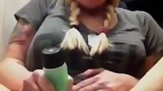 Blondine mit dicken Titten squirtet