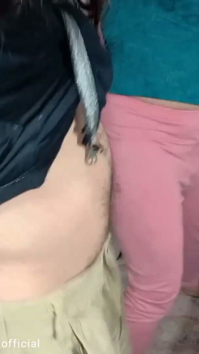 Kanadski polubrat duge crne kose pleše sa desi polusestrom | Klip 2